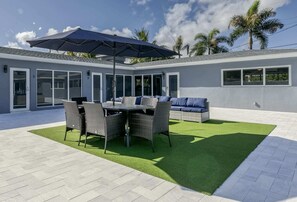 Outdoor dining - 2013 A Sunshine Manors (Wilton Manors)