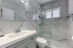 Dusj, hårføner, håndklær og såpe