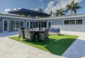 Outdoor dining - 2013 B Sunshine Manors (Wilton Manors)
