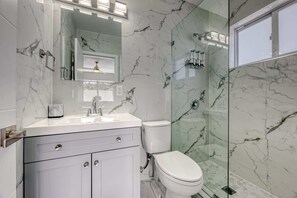 Shower, hair dryer, towels - 2013 B Sunshine Manors (Wilton Manors)