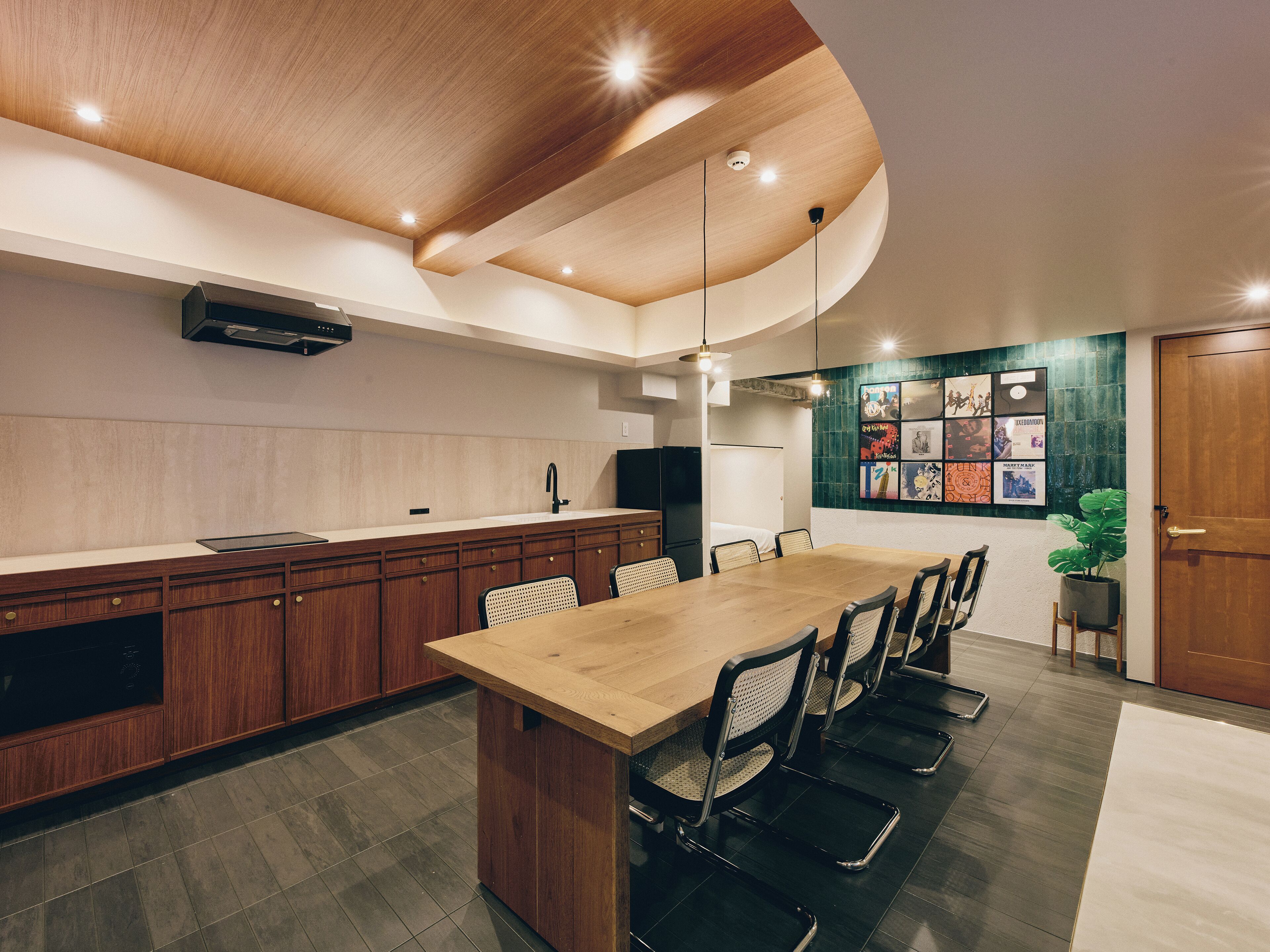 Une cuisine moderne dotée d’un plan de travail en bois, de placards intégrés et d’un coin repas avec une table et des chaises en bois.