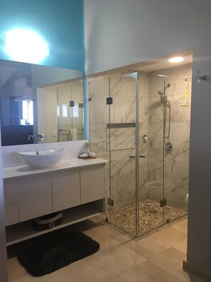 Superior-Suite, 1 Schlafzimmer, Terrasse, Meerblick | Badezimmer | Dusche, Handtücher