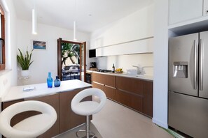 Refrigerador, lavavajillas, tostadora