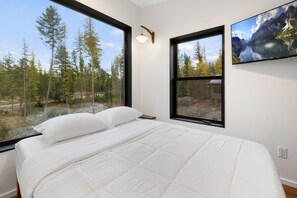 2 bedrooms, desk, iron/ironing board, free WiFi - Off Grid Stays - Treehouse #2 (Columbia Falls)