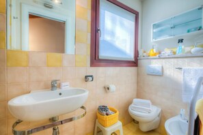 Rumah Keluarga, beberapa kamar, tepi danau (La Piccola Casa Dell'Uva Fragola) | Kamar mandi | Shower, pengering rambut, kloset, dan handuk