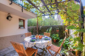 Rumah Keluarga, beberapa kamar, tepi danau (La Piccola Casa Dell'Uva Fragola) | Tempat makan outdoor