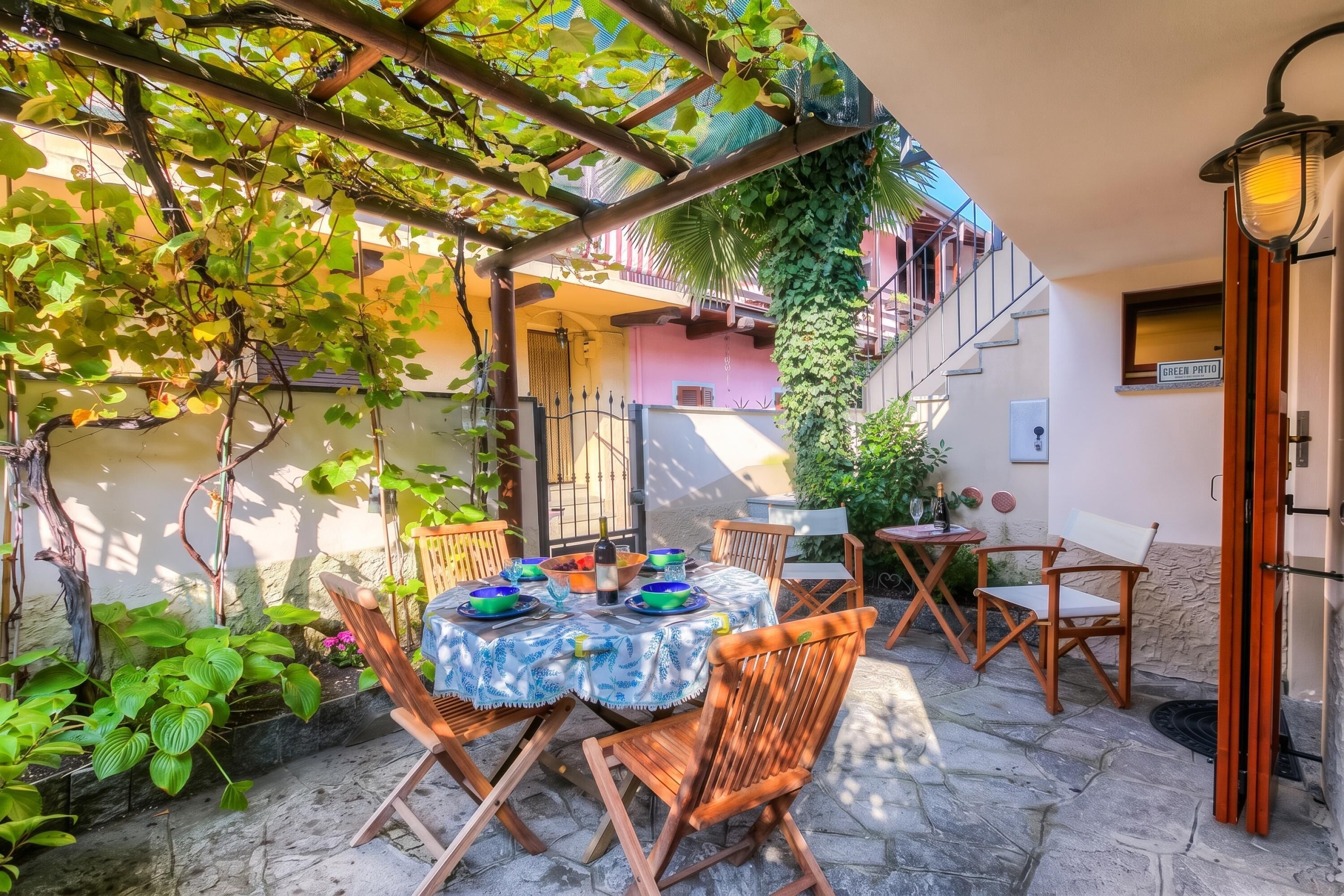Family House, Multiple Bedrooms, Lakeside (La Piccola Casa Dell'Uva Fragola) | Outdoor dining