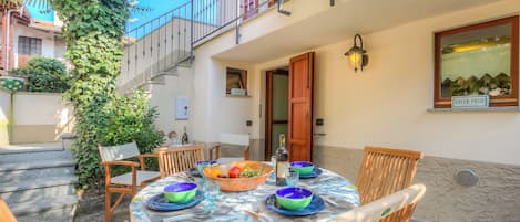 Family House, Multiple Bedrooms, Lakeside (La Piccola Casa Dell'Uva Fragola) | Outdoor dining