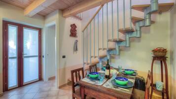 Family House, Multiple Bedrooms, Lakeside (La Piccola Casa Dell'Uva Fragola) | Dining