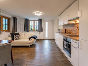 Fridge, stovetop, dishwasher, coffee/tea maker - Small but fine with fantastic views (Schladming)