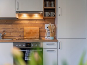 ثلاجة، موقد طهي مسطح، غسالة أطباق، ماكينة لصنع القهوة/الشاي