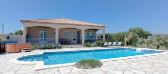 Vrijstaande villa met privézwembad en bubbelbad