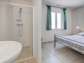4 bedrooms, iron/ironing board, Internet
