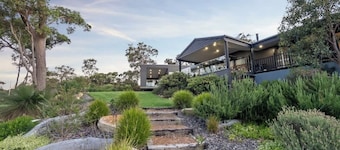 The Roo House—Sprawling Bushland Retreat near Town
