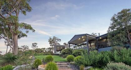 The Roo House—Sprawling Bushland Retreat near Town
