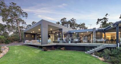 The Roo House—Sprawling Bushland Retreat near Town