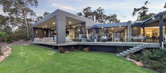 The Roo House—Sprawling Bushland Retreat near Town