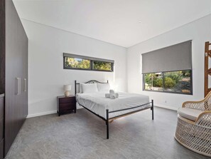 5 bedrooms, iron/ironing board, WiFi, bed sheets