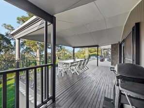 Outdoor dining - The Roo House—Sprawling Bushland Retreat near Town (Dunsborough)