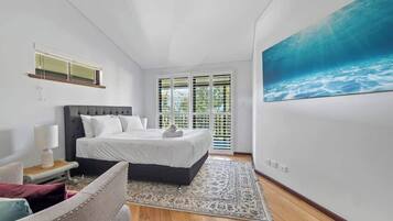 5 bedrooms, iron/ironing board, WiFi, bed sheets