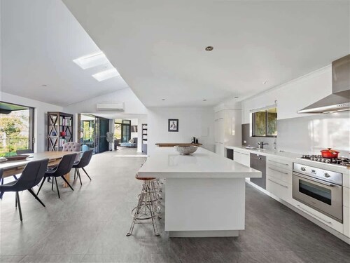 The Roo House—Sprawling Bushland Retreat near Town