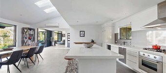 The Roo House—Sprawling Bushland Retreat near Town