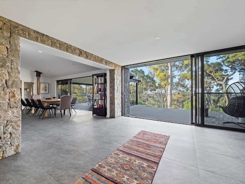 The Roo House—Sprawling Bushland Retreat near Town