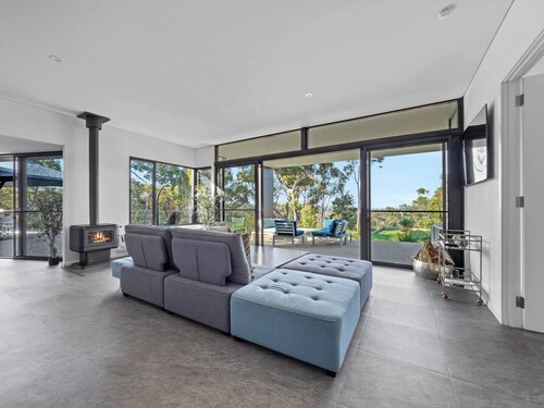 The Roo House Sprawling Bushland Retreat near Town