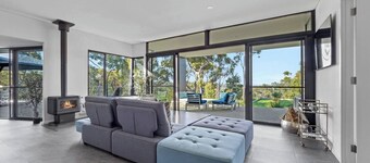 The Roo House Sprawling Bushland Retreat near Town