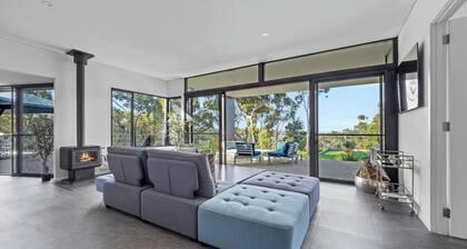 The Roo House Sprawling Bushland Retreat near Town