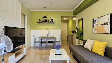 Basic Condo | Dining room