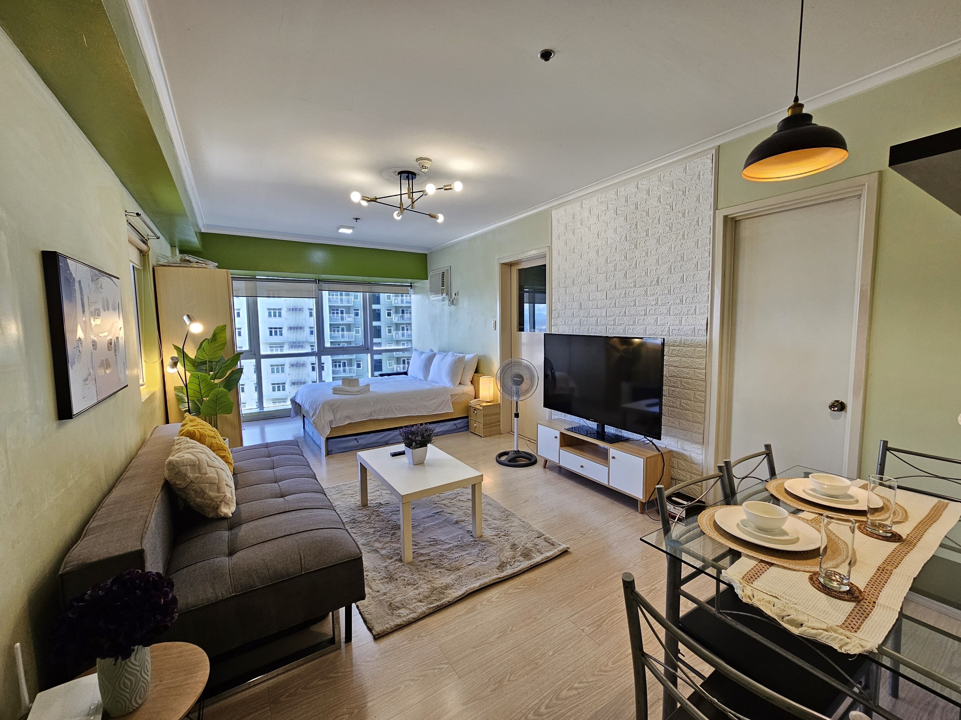 Basic Condo | Desk, laptop workspace, free WiFi, bed sheets