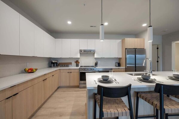 Fridge, microwave, oven, stovetop