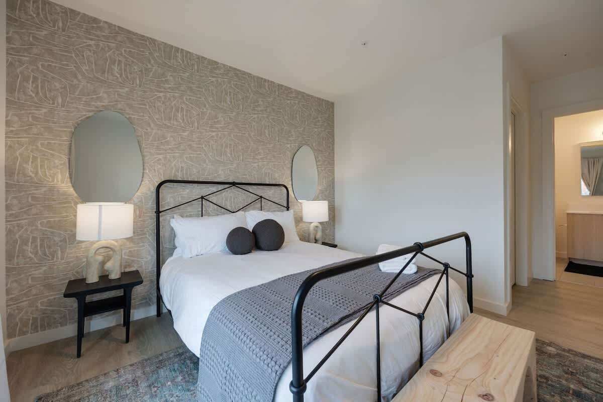 4 habitaciones, tabla de planchar con plancha y cuna de viaje 