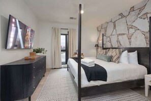 4 bedrooms, iron/ironing board, travel cot, free WiFi - Hyve - The Last Rodeo - In SoBro -Walk to Broadway (Nashville)