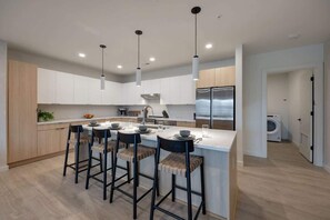 Réfrigérateur, four à micro-ondes, un four, surface de cuisson