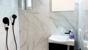 Dusche, Haartrockner, Handtücher, Shampoo