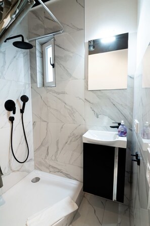 Dusche, Haartrockner, Handtücher, Shampoo