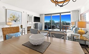 Een smart-tv, een open haard en een kantoor