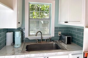 Refrigerador, microondas, cafetera y tetera y utensilios de cocina 