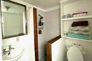 Een douche, een haardroger, handdoeken, zeep