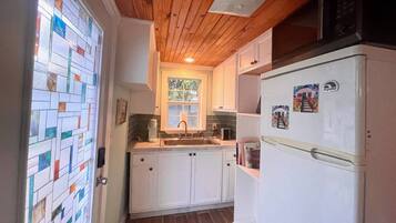 Frigorífic, microones, cafetera i tetera i torradora