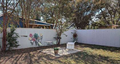 Cute Studio Cottage with large deck. Walk to Historic Downtown Georgetown. Quiet Neighborhood.