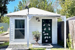 Exterior detail - Cute Studio Cottage with large deck. Walk to Historic Downtown Georgetown. Quiet Neighborhood. (Georgetown)