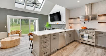 Mid-Century Tenney Mountain Condo Near Hiking