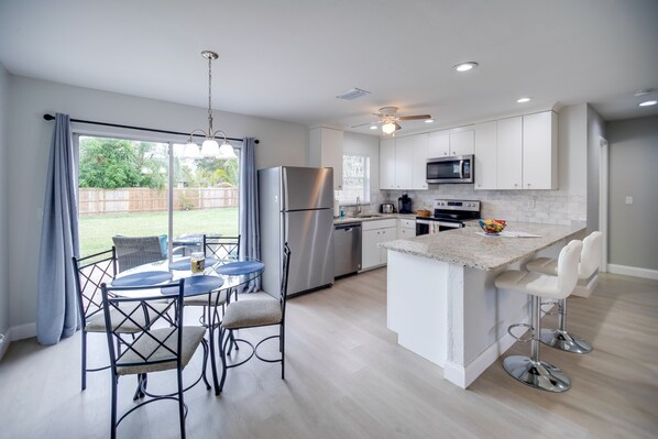 Fridge, microwave, stovetop, dishwasher
