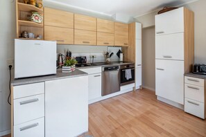 Een koelkast, een magnetron, een oven, een kookplaat