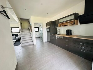 Fridge, oven, stovetop, dishwasher - Holiday Apartment "Alte Scheune Drolshagen" with Private Terrace, Shared Garden & Wi-Fi (Drolshagen)