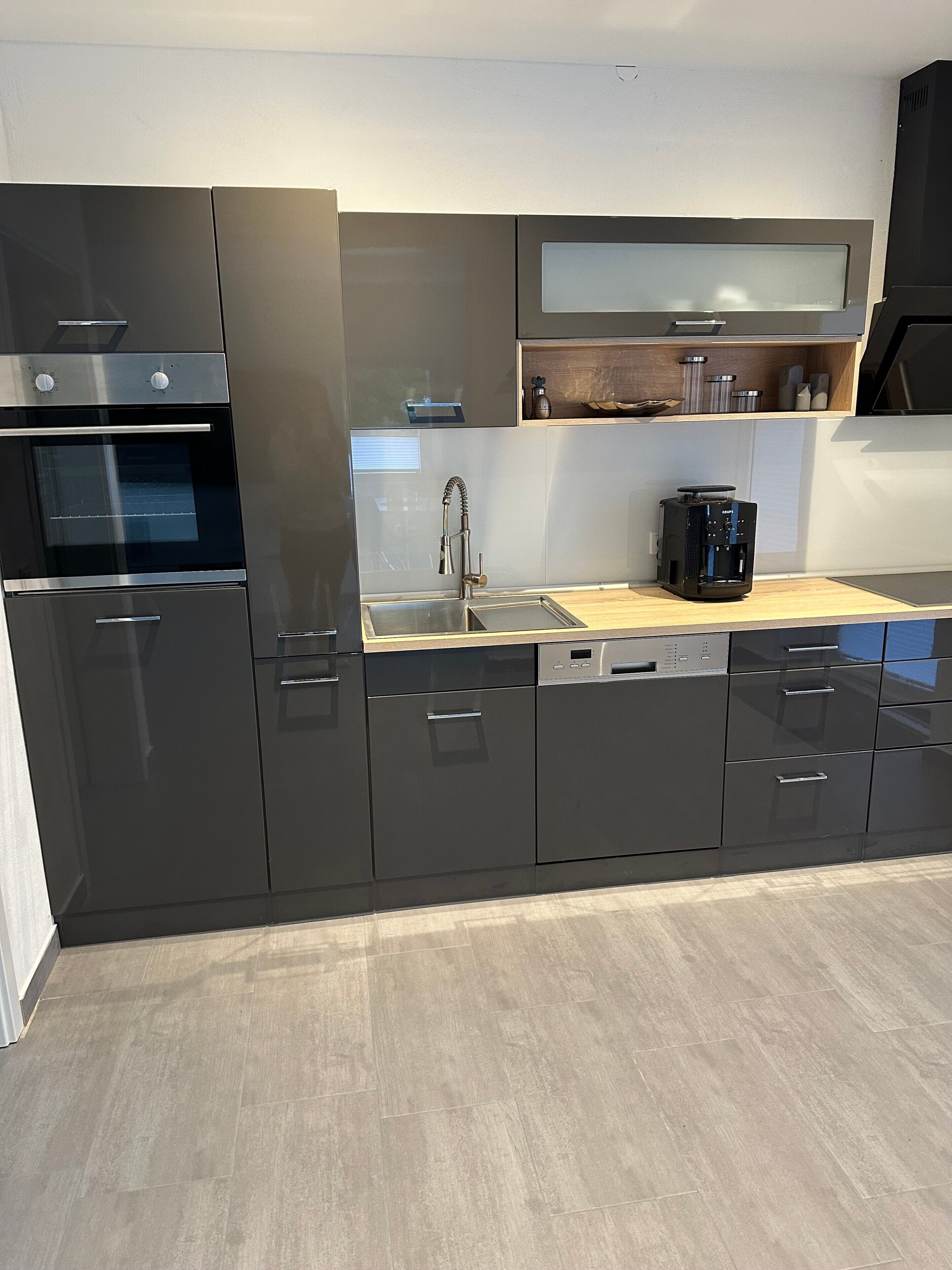 Een koelkast, een oven, een kookplaat, een vaatwasser