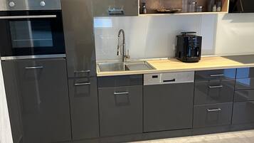 Een koelkast, een oven, een kookplaat, een vaatwasser